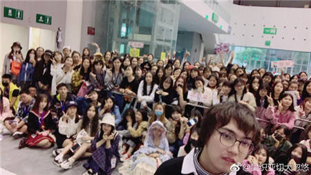 满口段子的岳庆炎作为顶级搞笑主播竟是腼腆小