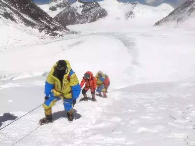 梦想与年龄无关！玉林57岁男子登顶珠穆朗玛峰，过程很震撼
