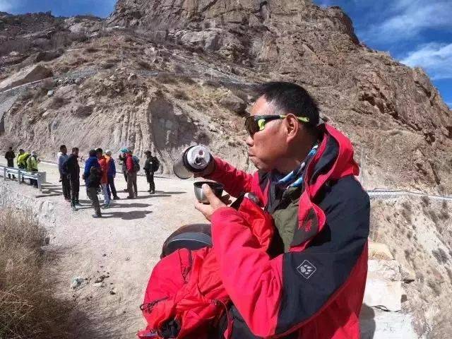 梦想与年龄无关！玉林57岁男子登顶珠穆朗玛峰，过程很震撼