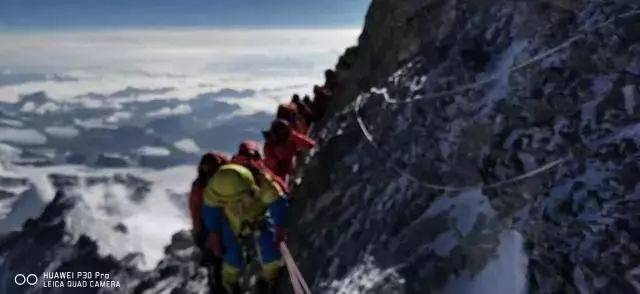 梦想与年龄无关！玉林57岁男子登顶珠穆朗玛峰，过程很震撼