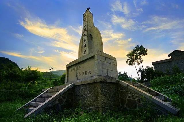 1952年,中央南方革命根据地访问团来茨岩塘访问,筑方汉英烈士墓于