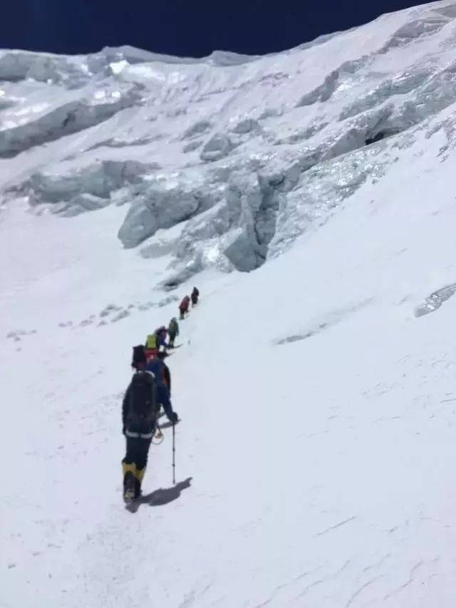 梦想与年龄无关！玉林57岁男子登顶珠穆朗玛峰，过程很震撼