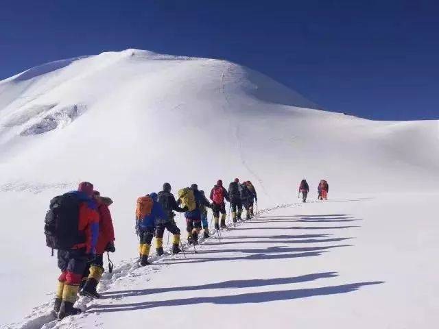 梦想与年龄无关！玉林57岁男子登顶珠穆朗玛峰，过程很震撼