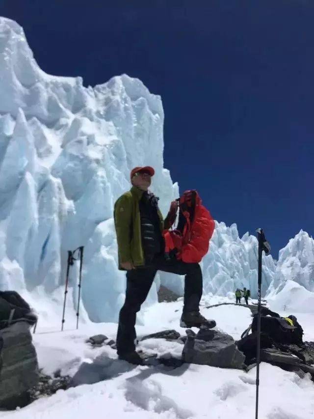 梦想与年龄无关！玉林57岁男子登顶珠穆朗玛峰，过程很震撼