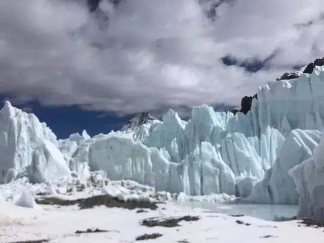梦想与年龄无关！玉林57岁男子登顶珠穆朗玛峰，过程很震撼