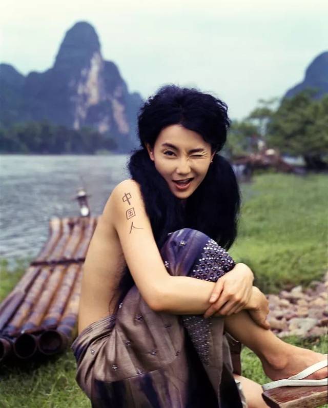 这下你还记得另一面的张曼玉是什么样吗?酷,像摇滚明星.