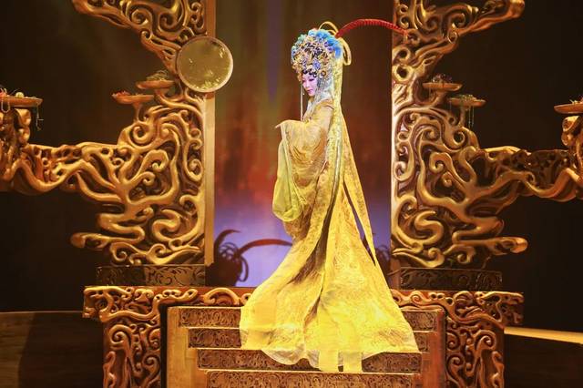 2012年首次登上央视春晚舞台演绎《新贵妃醉酒》,充满了"李玉刚韵味"
