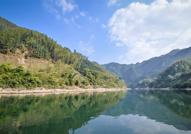 《闪闪的红星》拍摄取景地融水贝江,木排悠然游动其间,景色最美