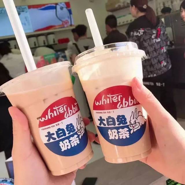 打卡大白兔奶茶店,排队4小时,黄牛卖70元一杯被秒杀!