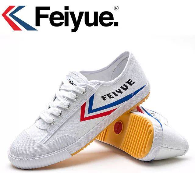 帕特里斯把飞跃球鞋带到了法国,用 feiyue.