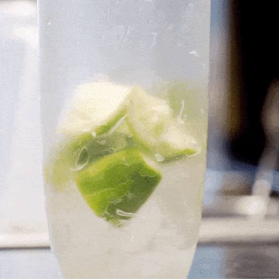 香水柠檬先切后锤让香味完全发挥,酸度更高,搭配茉莉绿芽满口清香.