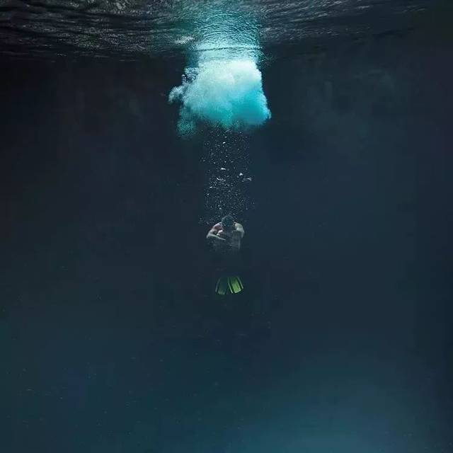 他在积极和消极的空间内 和谐地平衡颜色和物