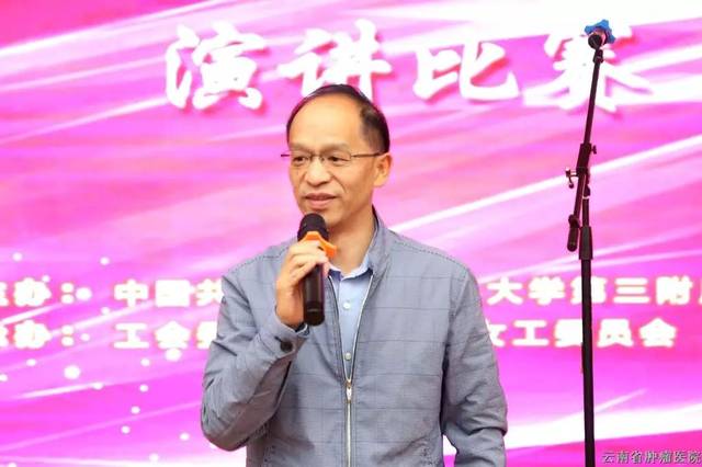 医院副院长李文辉宣布活动开始