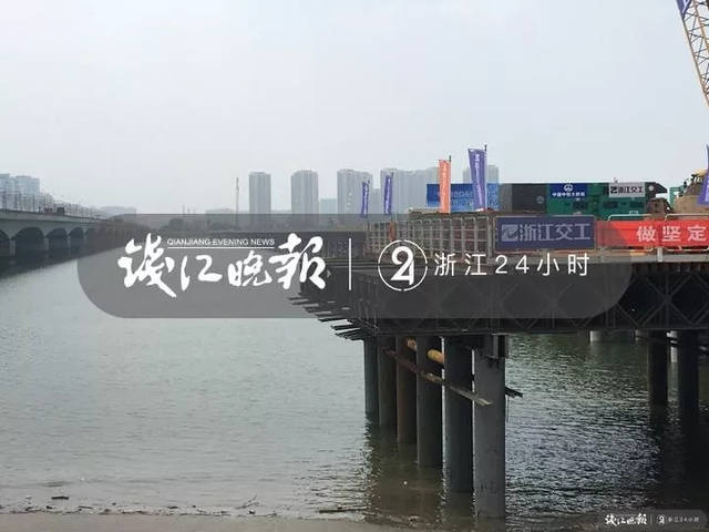 左侧为现在的钱江二桥,右侧为新建的十一桥