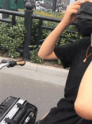 搞笑gif动态图:女生晚上还是要少喝酒,不是每个闺蜜都