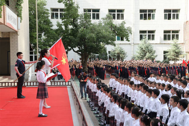 5月31日,兰州市城关区水车园小学举行庄重的少先队纳新仪式.