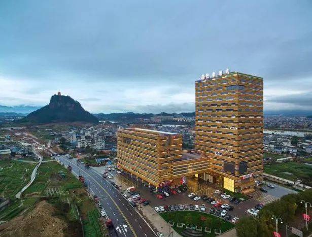 松泰酒店是一家由松泰集团斥巨资按 五星级标准建造,坐落于松阳县要