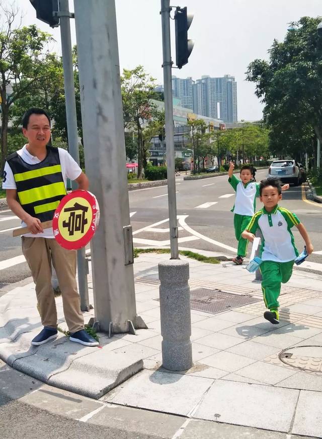 邹雅如爸爸 通讯员:王文俊 陈奥宇程洁谊邓皓元何玉楚胡宇轩