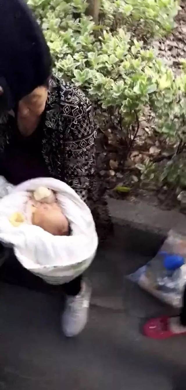 十九中对面公园内,市民发现一弃婴!
