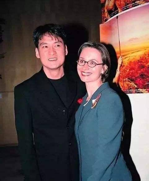 周华健妻子就是前车之鉴,网友:婚前貌美