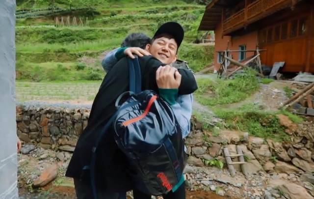 30分钟拥抱7男6女,有些都不认识,他的上亿粉丝