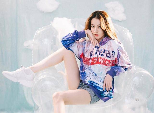 迪丽热巴生日撕衣热舞,好友父母粉丝送祝福,现