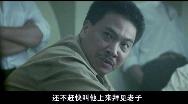 吴孟达在电影《跛豪》中饰演金牙炳,在香港石硖尾当老大,卖白粉.