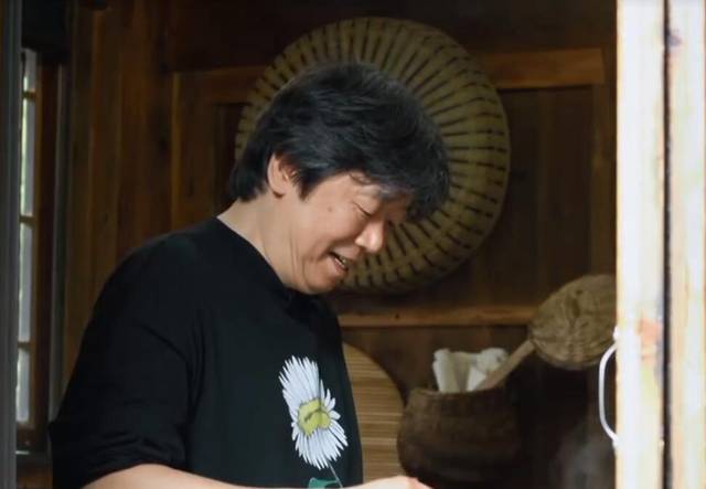 30分钟拥抱7男6女,有些都不认识,他的上亿粉丝