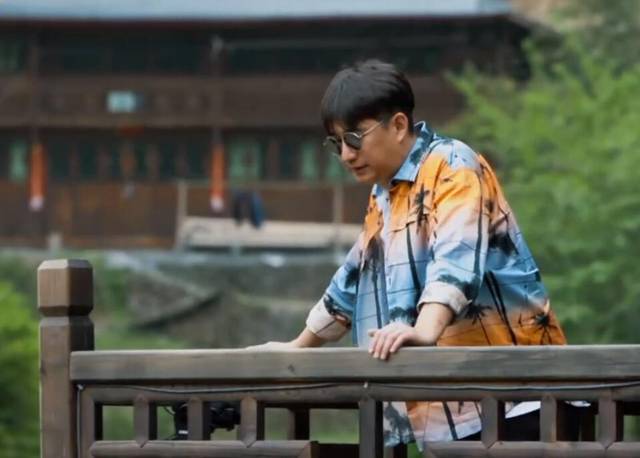 30分钟拥抱7男6女,有些都不认识,他的上亿粉丝