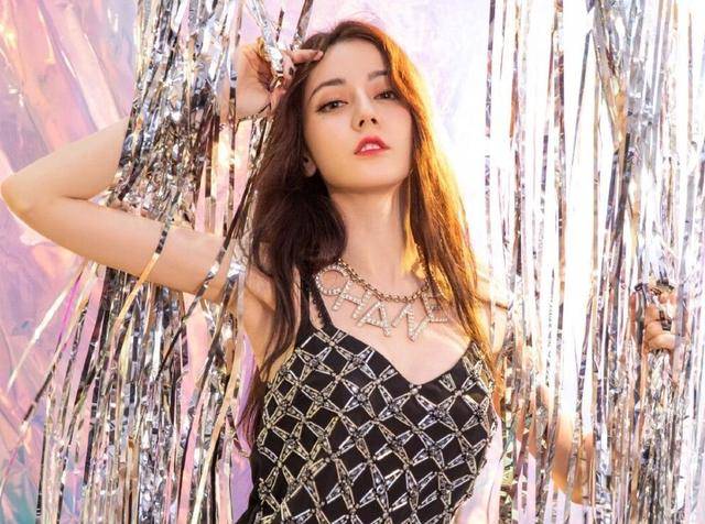 迪丽热巴生日撕衣热舞,好友父母粉丝送祝福,现