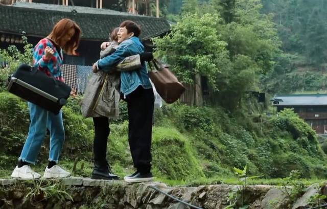 30分钟拥抱7男6女,有些都不认识,他的上亿粉丝