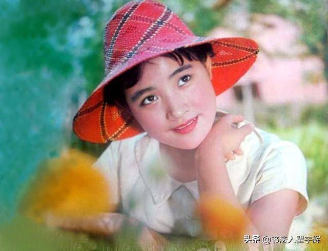 后在影片《苏醒》,《海外赤子》中扮演重要角色.