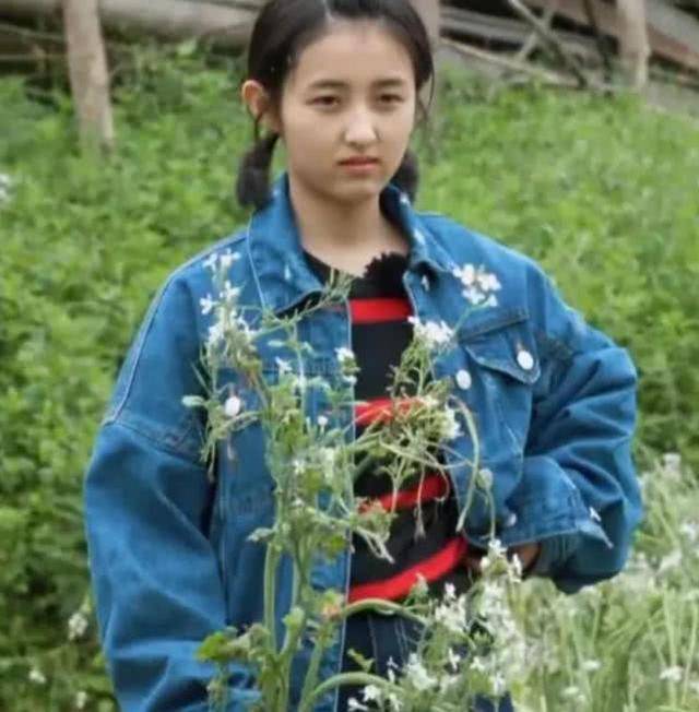 十八岁张子枫素颜出镜,"仙女脸"让人心动,网友:这颜值好高