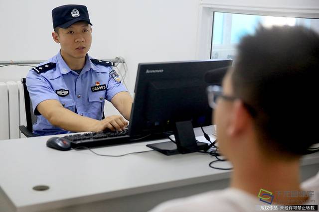 5月28日,闫昕卓在中关村派出所治安接待室做笔录 图片来源:tuku.