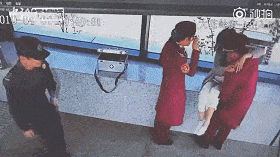 直到将她安全送上警车 有些时候 正义比法律更管用 一名女孩在地铁下