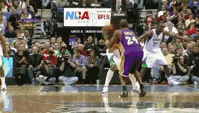 撤步技术要领 佯装突破,防守人重心后移 实际是右脚点地的后撤步投篮