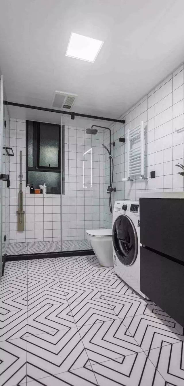 还可以把洗衣机摆在洗手盆对面,这种布置就需要结合卫生间的具体空间