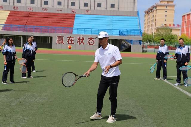 【关注】网球进校园——大满贯冠军郑洁教集宁区中小学生打网球