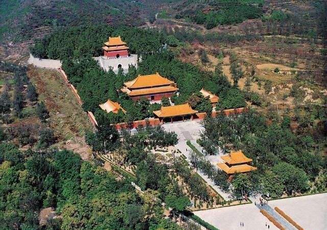 明孝陵坐北朝南,依山傍水,堪称风水宝地.