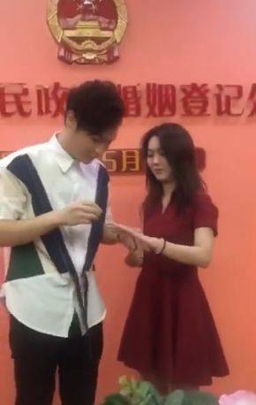 康天庥真的结婚!18年了,从小看到大的肥仔终于