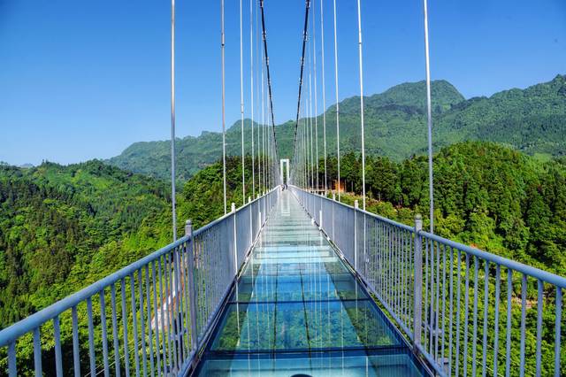 而这"新桥",就是南宝山景区不久前才完工的玻璃天桥.