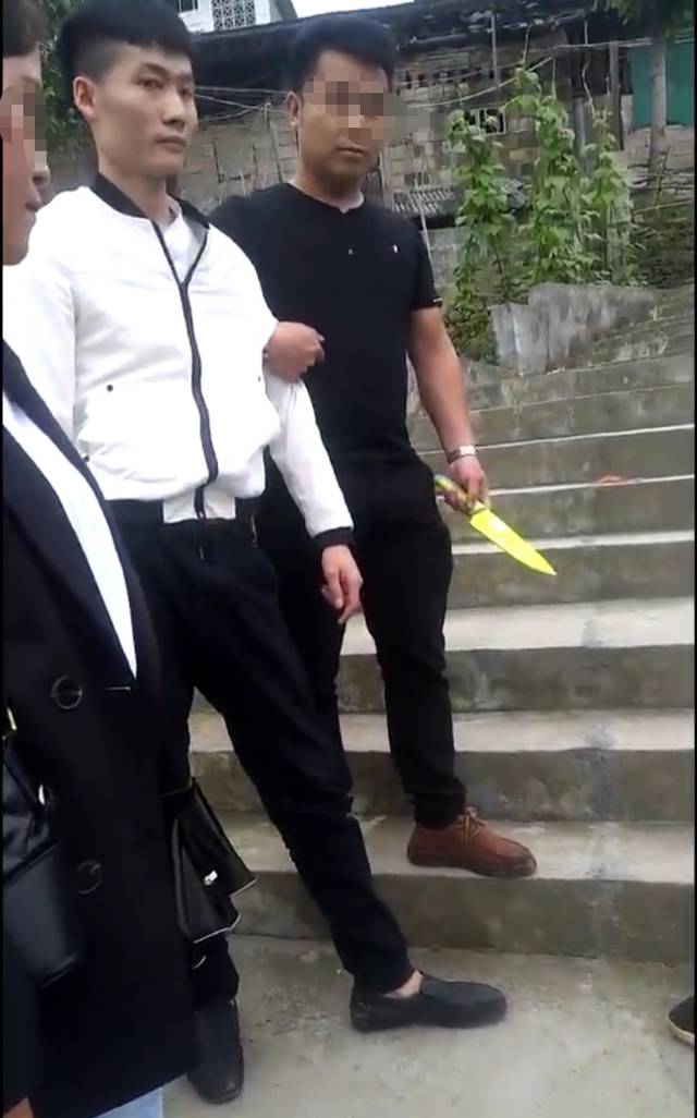 保靖女幼师被男友从背后冲出一刀直插胸部,疑因不满女友和他分手
