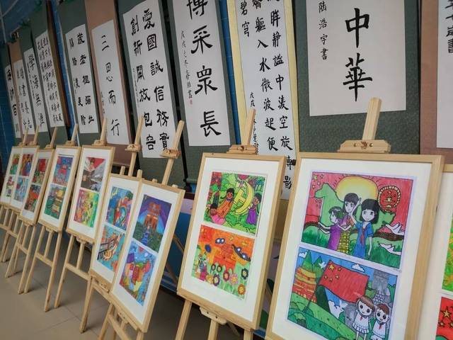 平阳小学举行学生书画作品展,颜筋柳骨的书法作品,绚丽多彩的绘画