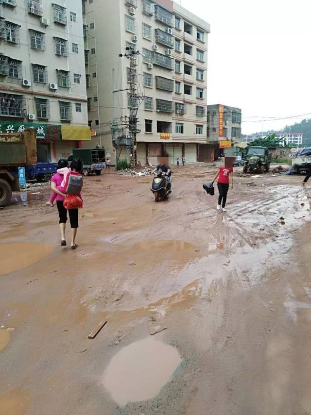 龙川县城竟然还有这样的道路?市民盼望尽快修缮