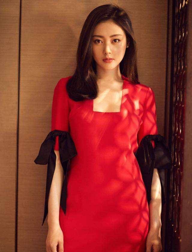 张天爱上演丝袜诱惑,变身娇媚空姐,魅力四射