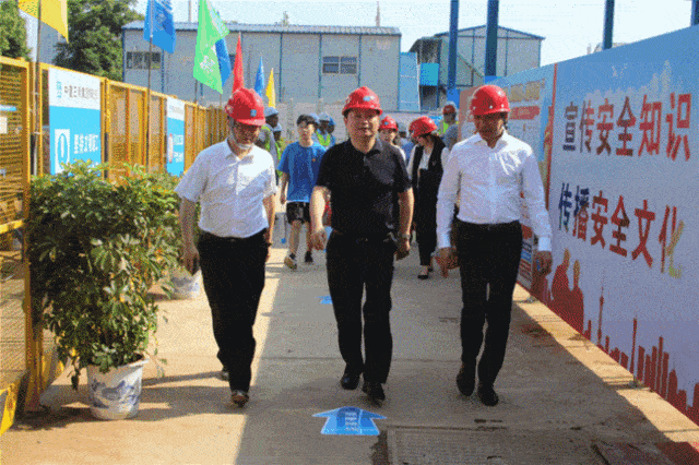 为了这件大事,市长和全市建筑行业负责人都去了宁邦广场
