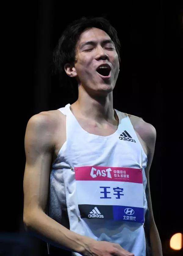 王宇在中国田径街头巡回赛夺冠.