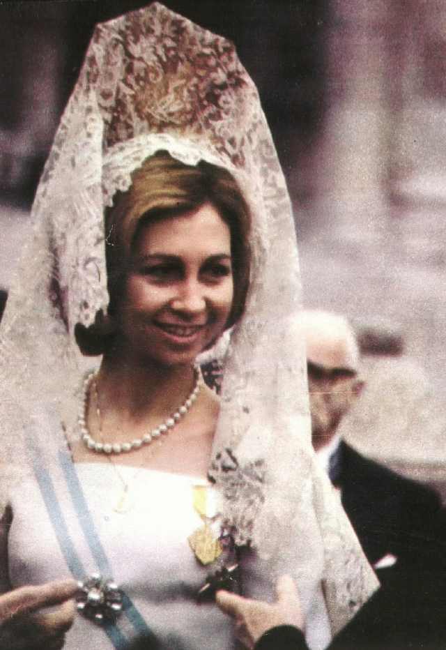西班牙王后的婚礼上,婆婆索菲亚戴黑头纱现身