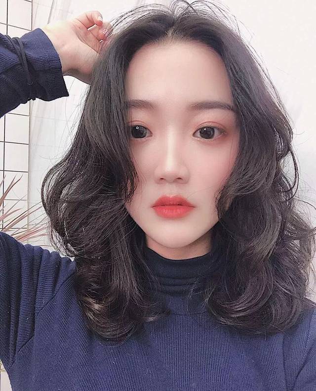 头发长度刚刚到锁骨的位置,露出性感的小锁骨,显得十分有女人味!