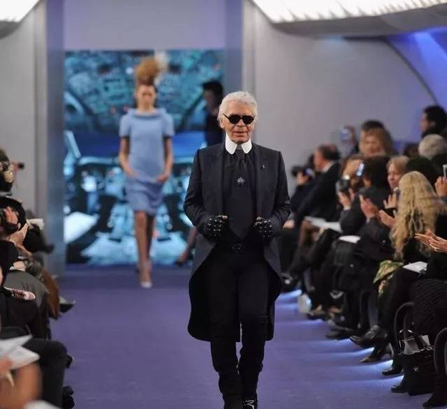 致敬世界顶级服装设计师:巨星老佛爷karl lagerfeld,看他一生的时装